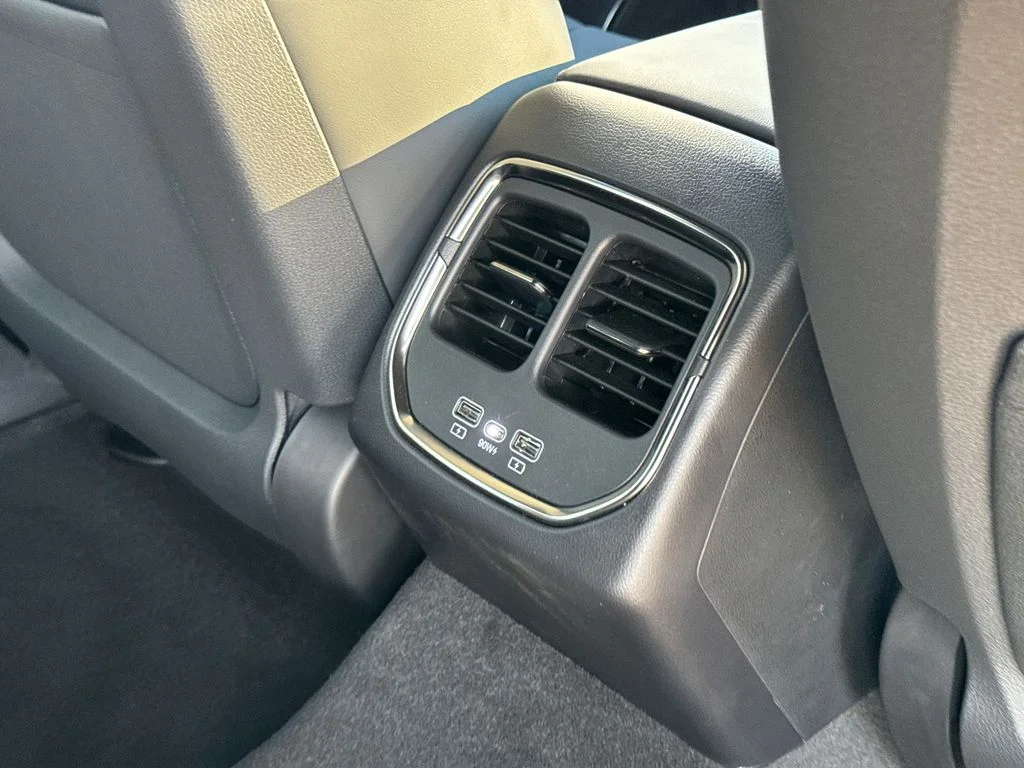 2025 VinFast VF 8 Plus - Photo 18