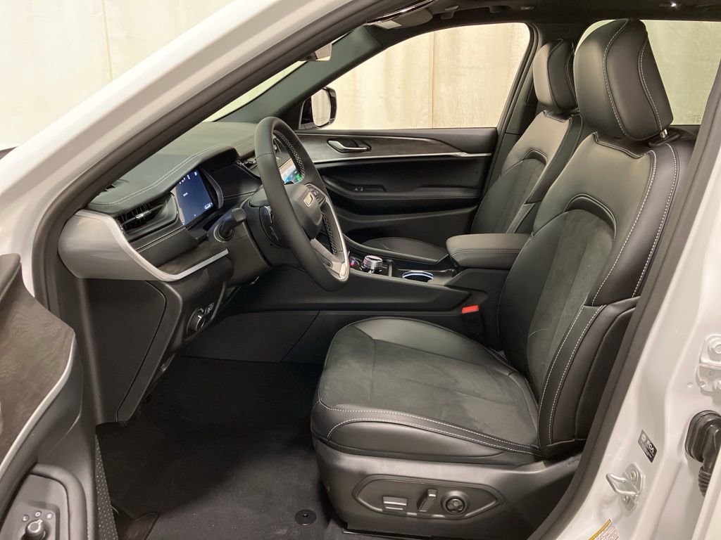New 2026 Bright White Clear-Coat Exterior Paint Jeep Laredo Altitude image 11