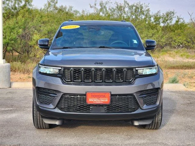 Used 2025 Baltic Gray MET Jeep Laredo 4x2 image 2