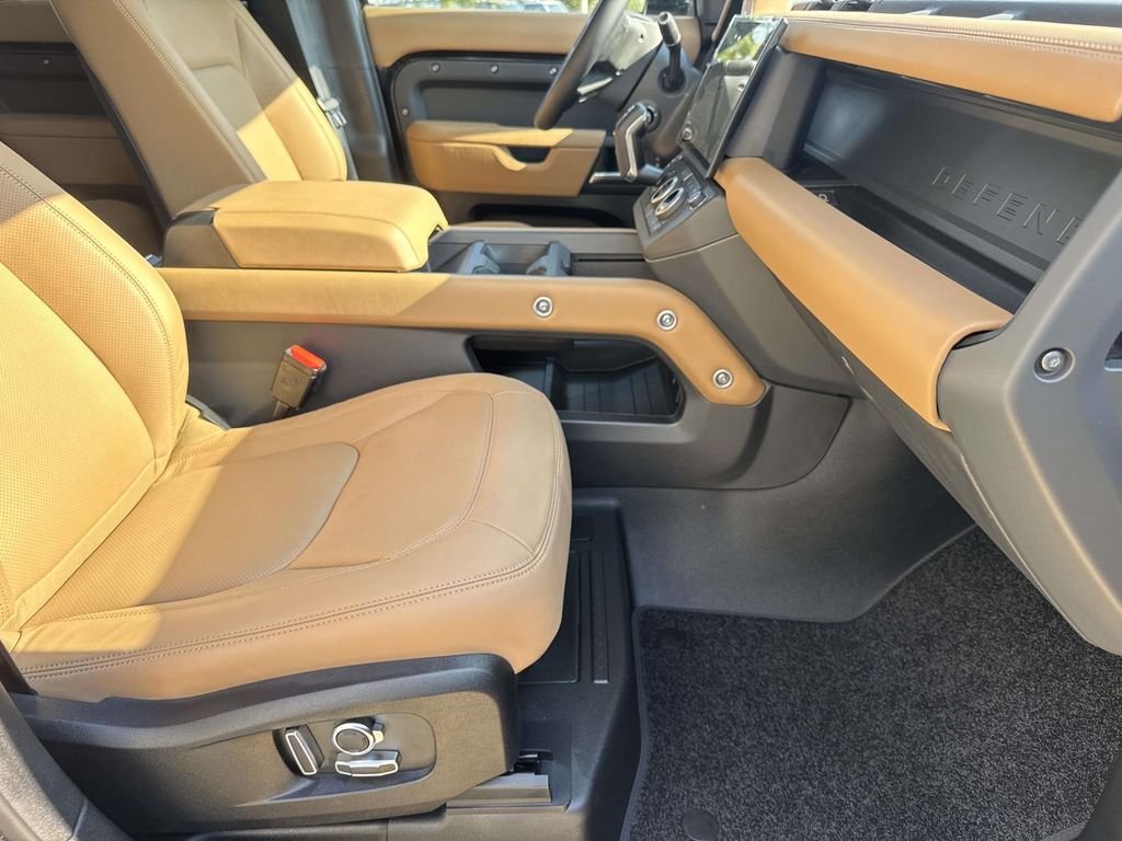 New 2026 Santorini Black Land Rover X-Dynamic SE image 7