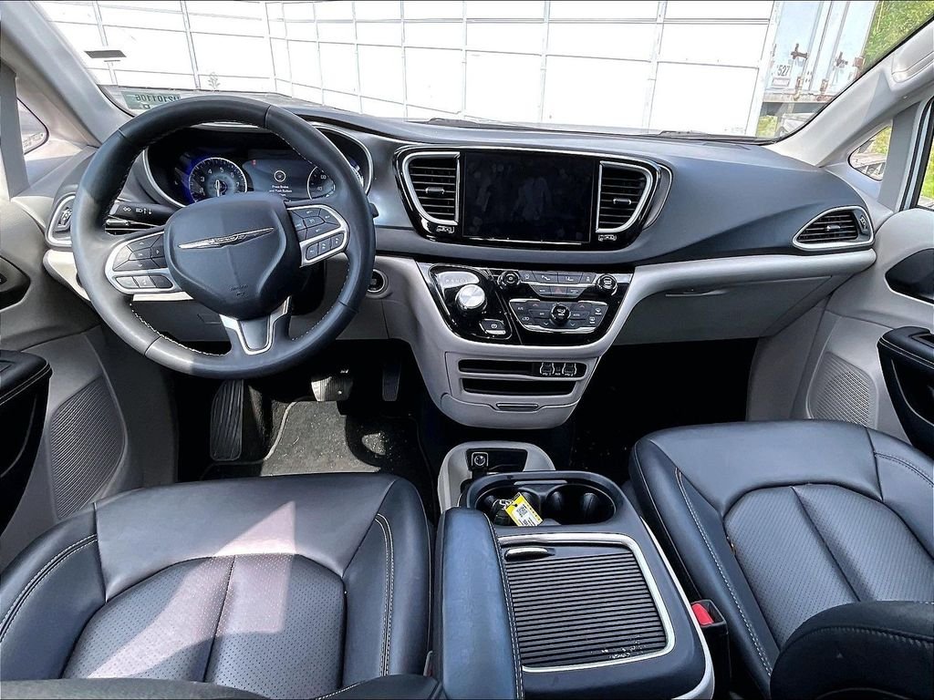 Used 2024 Silver Mist Clearcoat Chrysler Touring L image 22