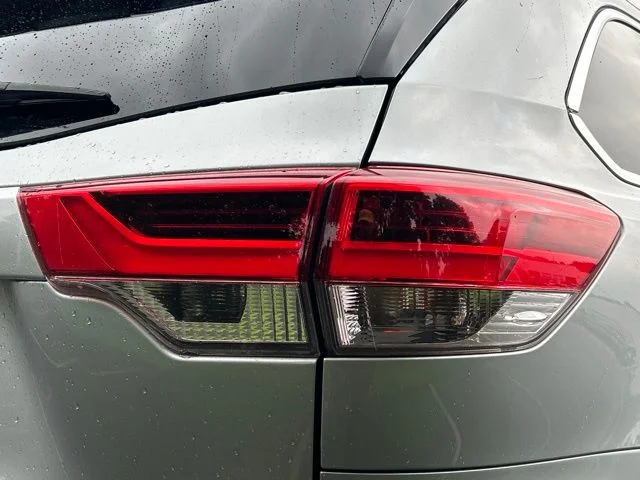 Used 2019 Silver Toyota XLE image 11