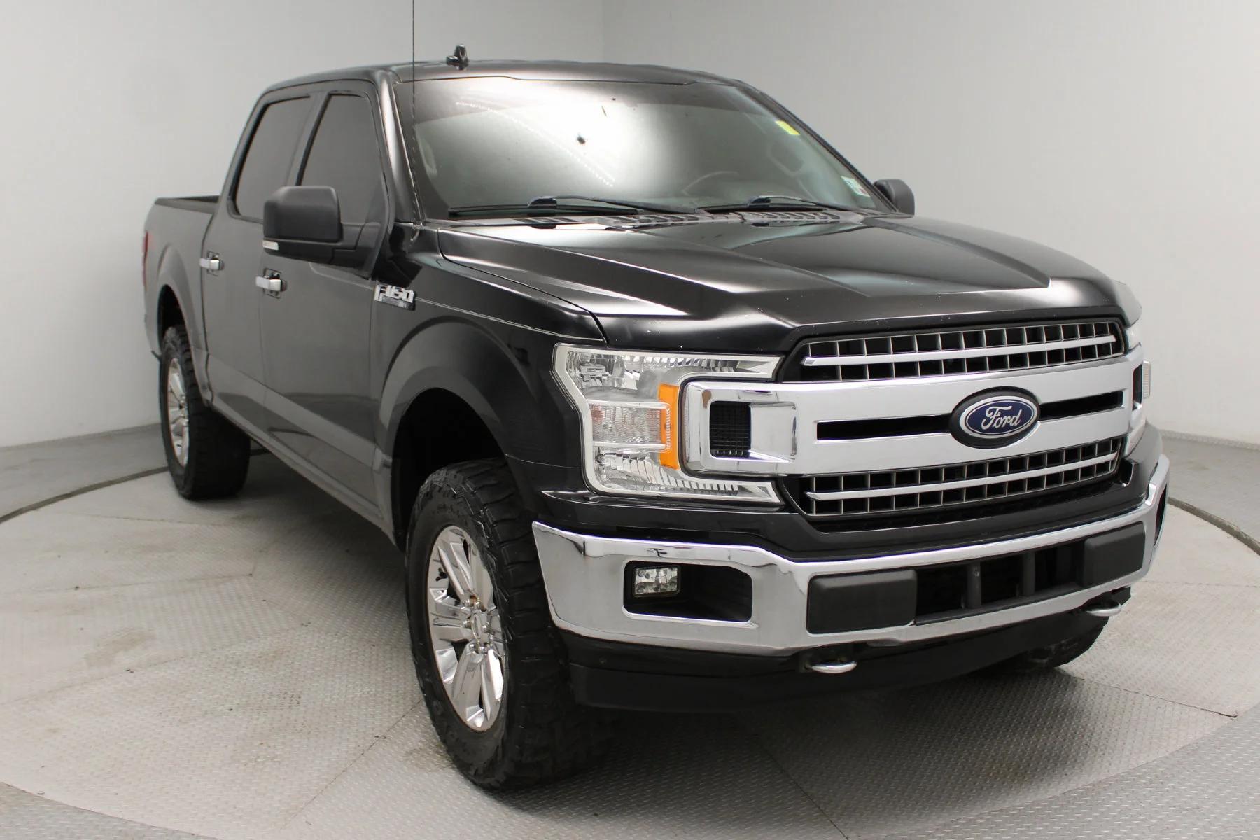 Used 2018 SHADOW BLACK Ford XLT 4X4  SUPER CREW BOX 4X4 image 28