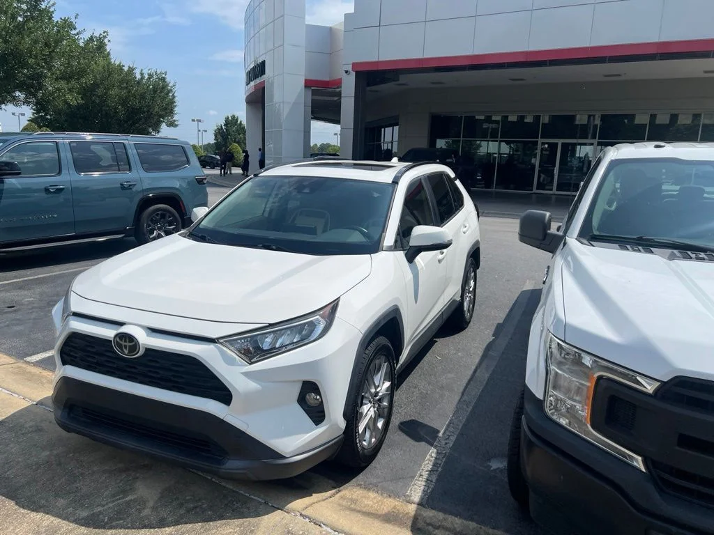 Used 2019 White Toyota XLE Premium image 5