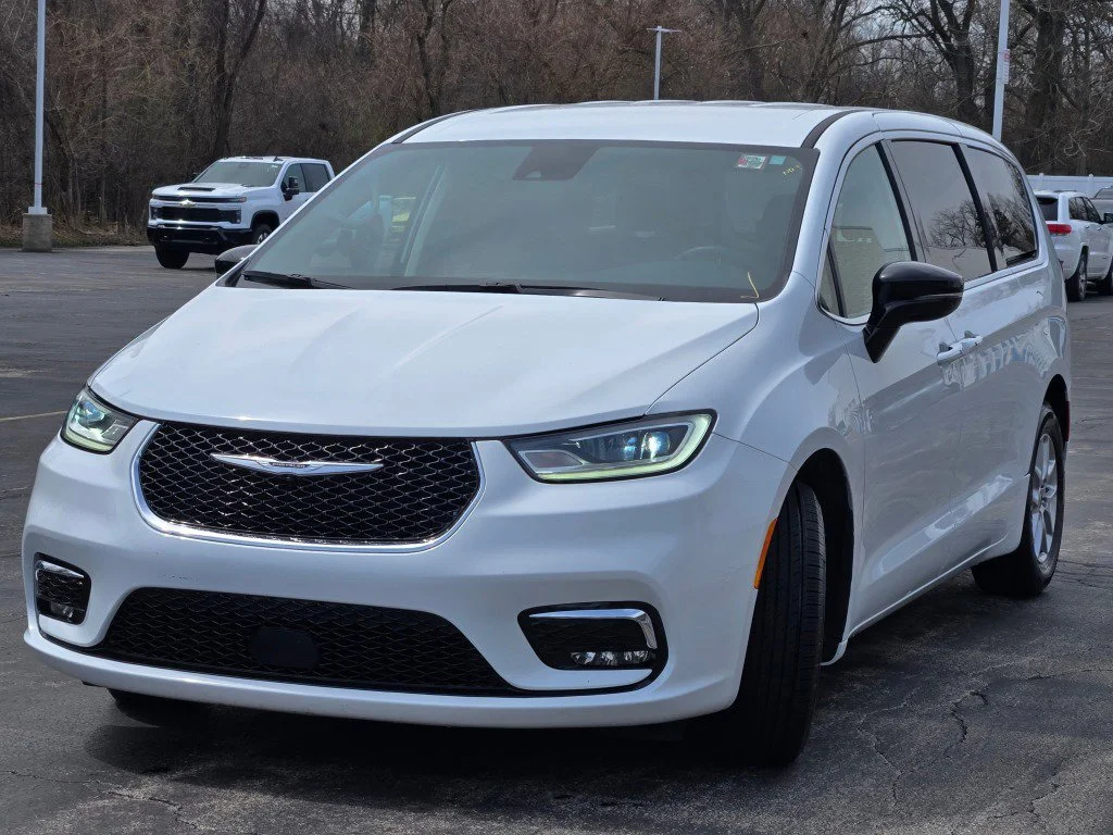 Used 2024 White Chrysler Touring L image 5