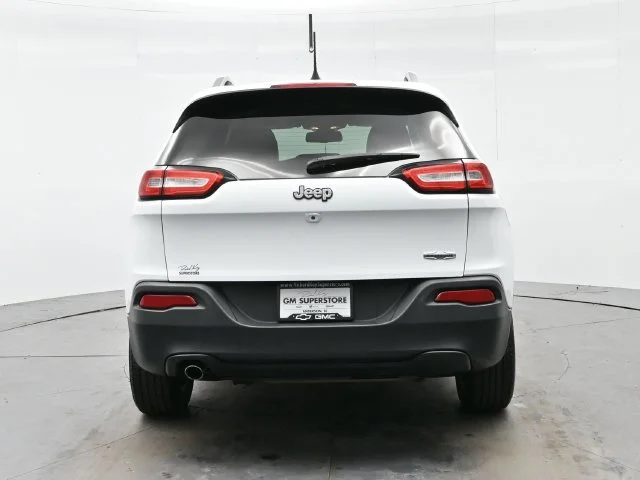 Used 2018 Bright White Clearcoat Jeep Latitude Plus image 6