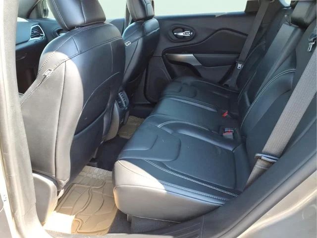 Used 2021 Beige Jeep Latitude Lux image 17