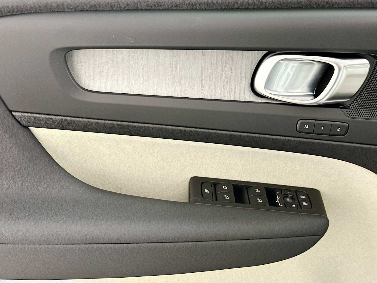 2025 Volvo XC40 Plus - Photo 14