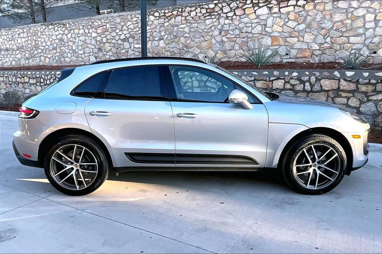 2026 Porsche Macan T - Photo 8