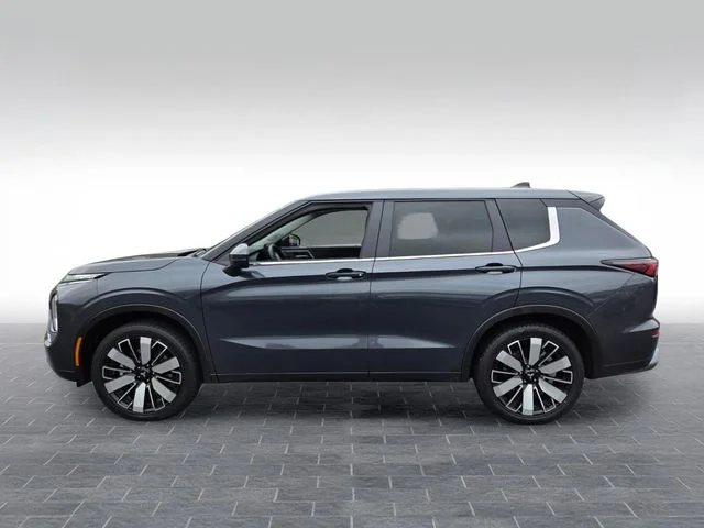 Used 2025 Gray Mitsubishi SE image 4