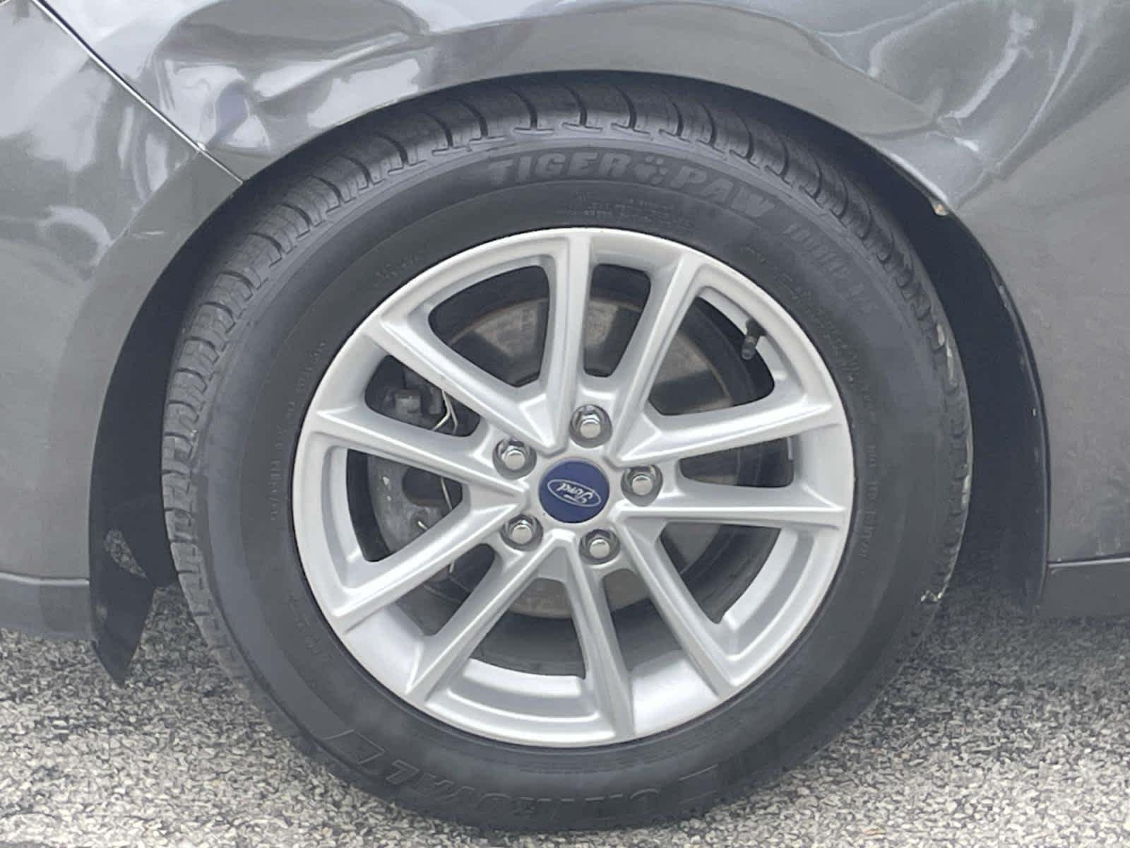 Used 2016 Magnetic Ford SE image 14