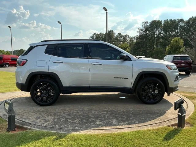 New 2026 Silver Zynith Metallic Clear-Coat Exterior Paint Jeep Latitude image 8