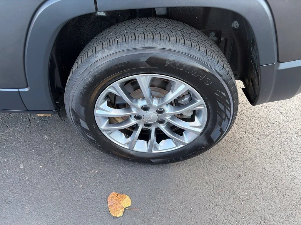Certified Used 2022 Gray Jeep Latitude Lux image 12