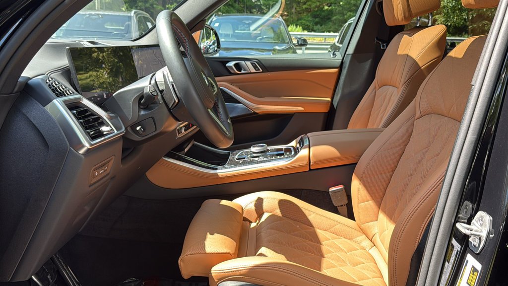 Used 2026 Black Sapphire Metallic BMW M60i image 10