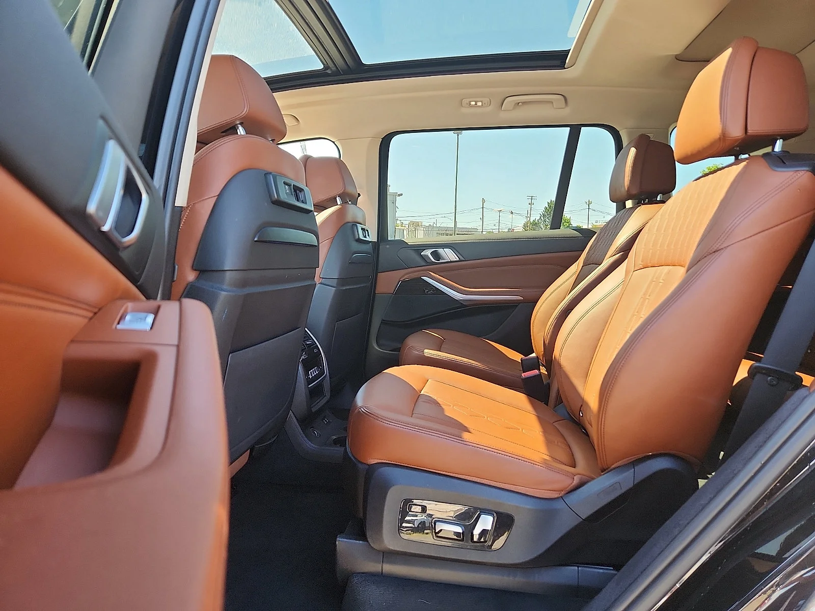 Used 2019 Black BMW xDrive40i image 9