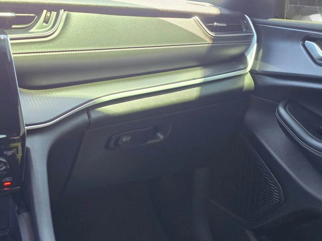 Used 2025 White Jeep Altitude X image 14