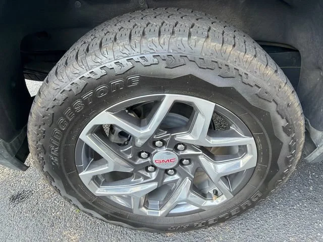 Used 2025 Summit White GMC SLT image 17