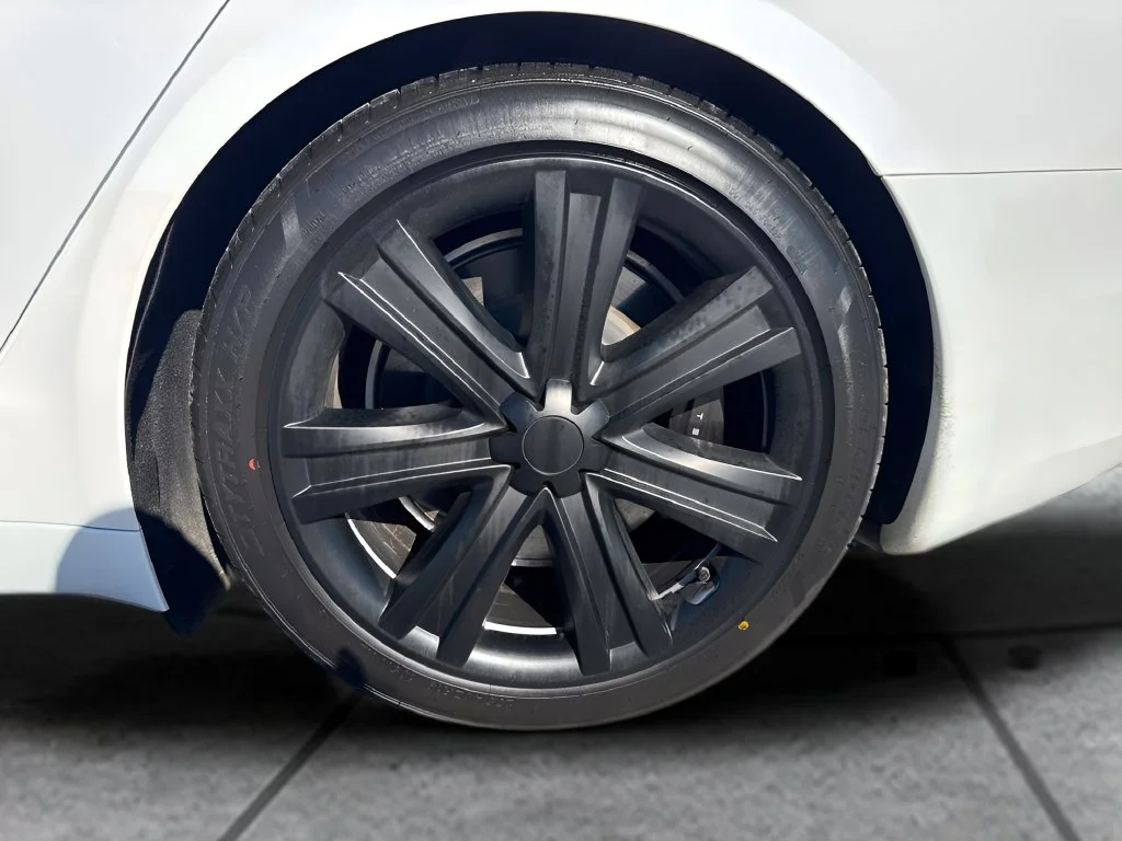 Used 2024  Tesla Long Range image 31