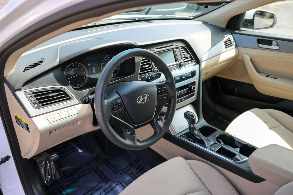 Used 2015 White Hyundai SE image 30