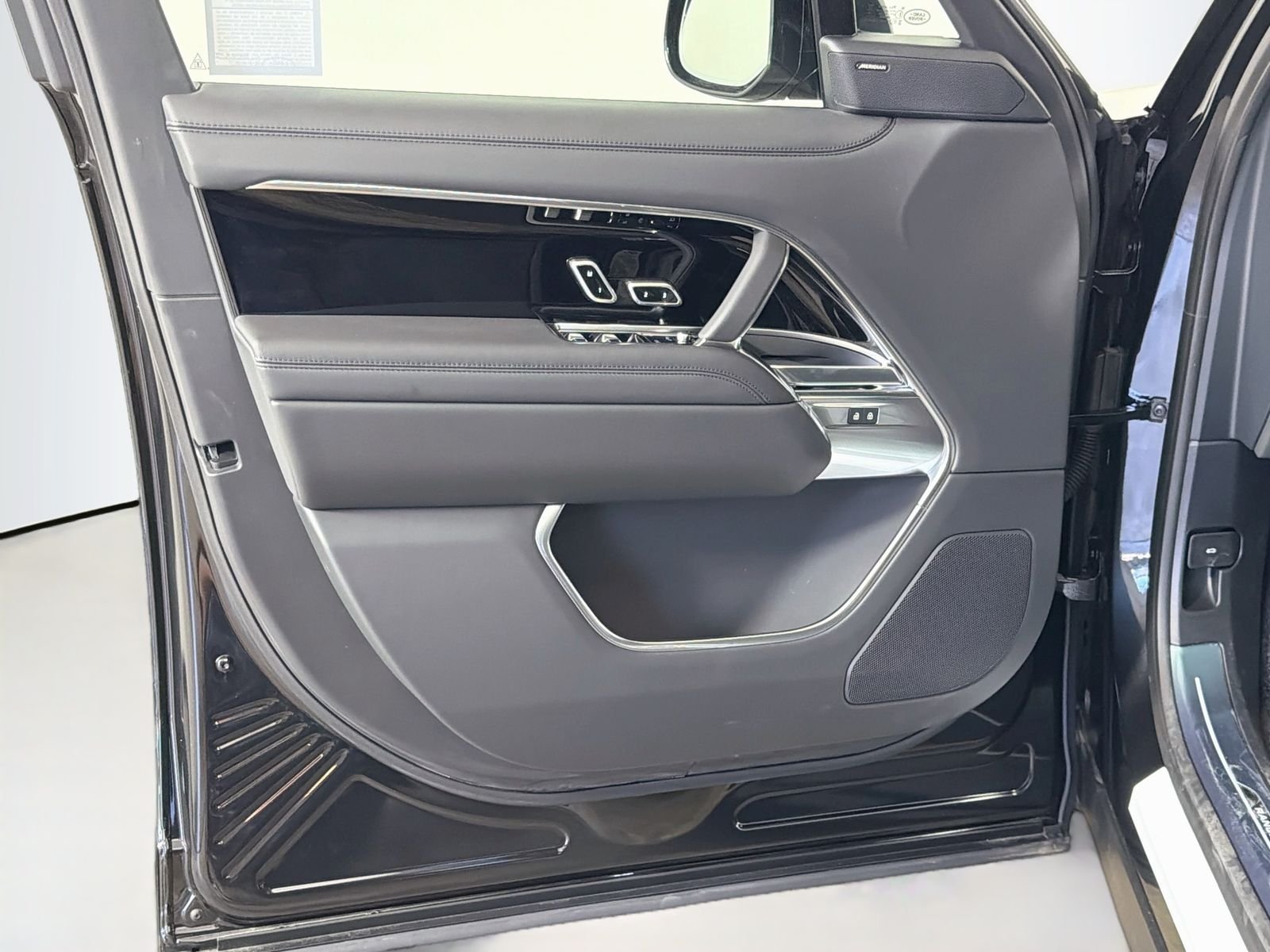 New 2026 Santorini Black LAND ROVER SE 7 Seats image 21