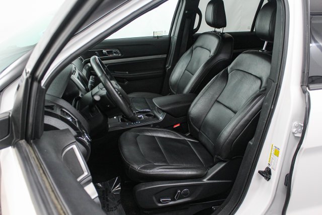 Used 2018 White Platinum Clearcoat Metallic Ford XLT image 10