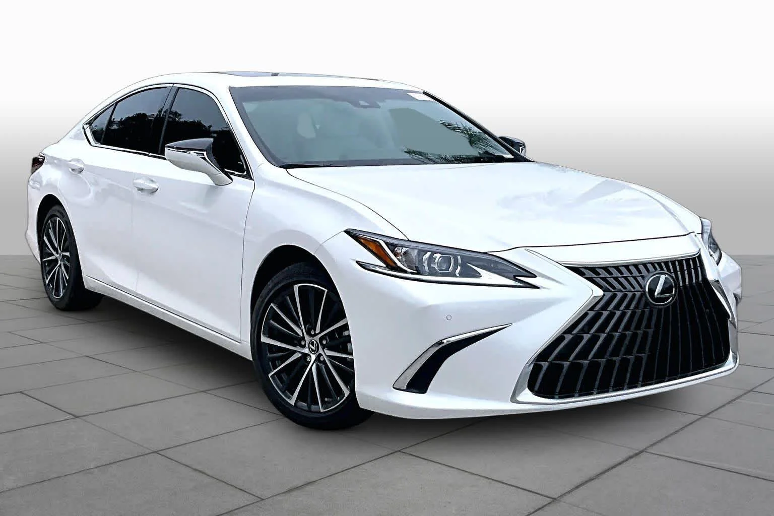 Used 2025 Eminent White Pearl Lexus  image 3