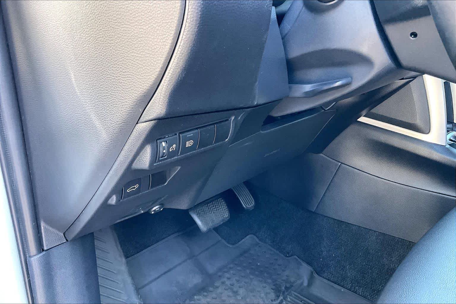Used 2022 Wind Chill Pearl Toyota XLE image 33