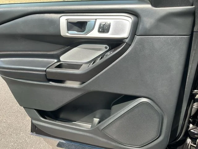 Used 2020 Black Metallic Ford Platinum image 26