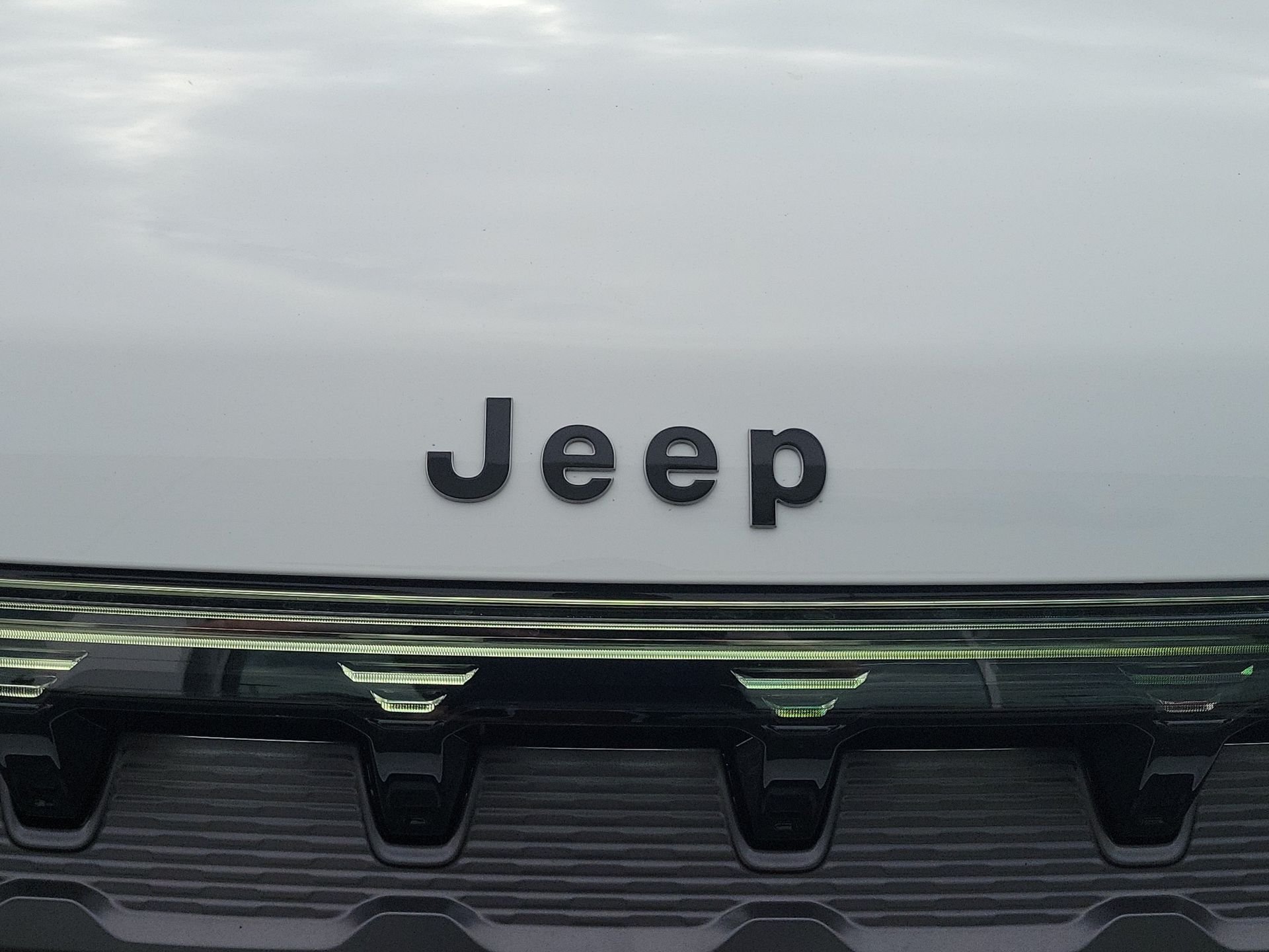 New 2026 Bright White Clear-Coat Exterior Paint Jeep Summit Reserve image 25