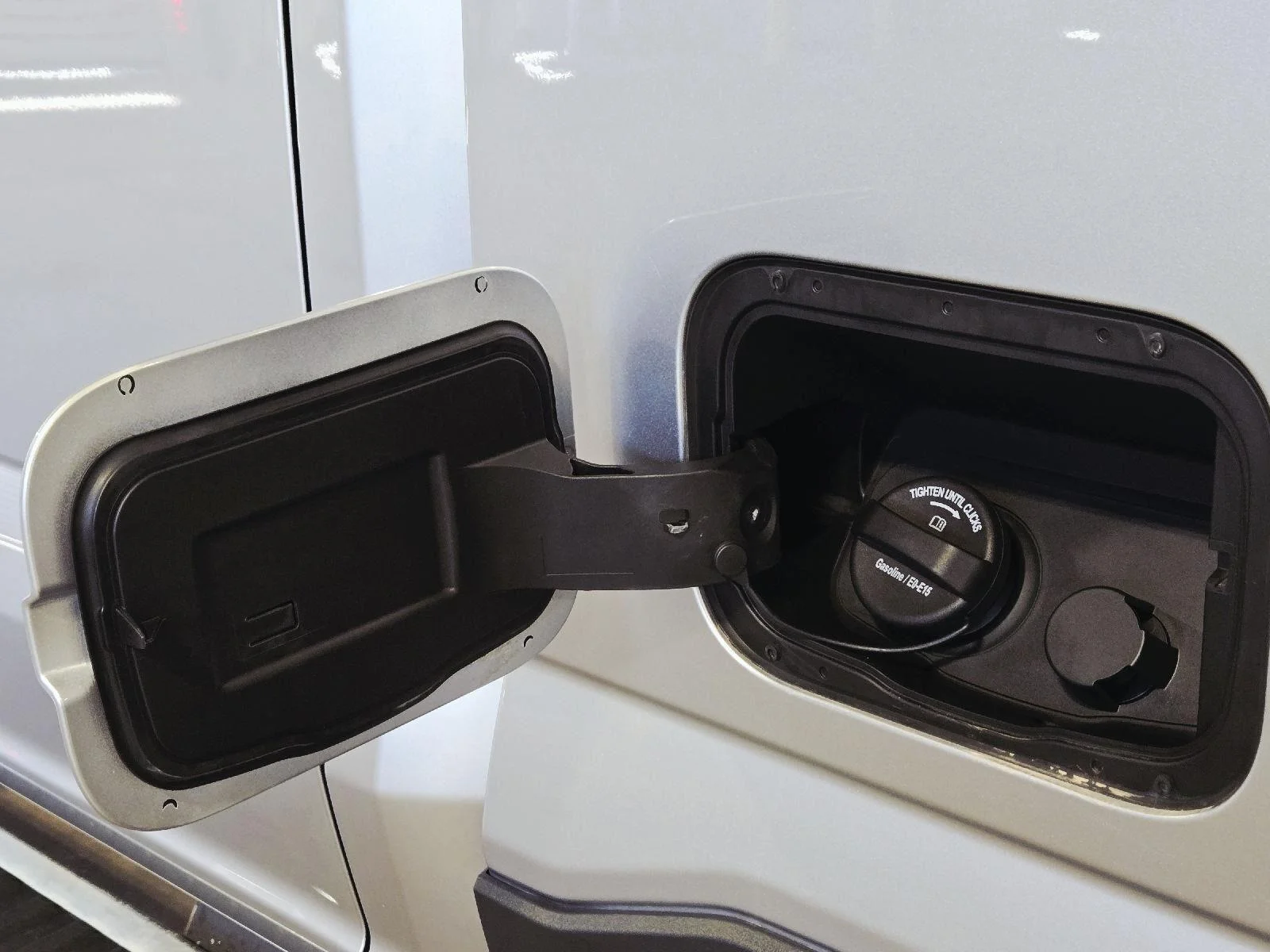 Used 2024 Iconic Silver Ford LARIAT image 18