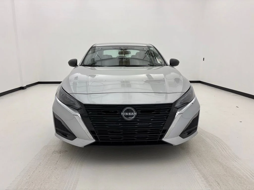 Used 2025 Silver Nissan 2.5 SV image 11