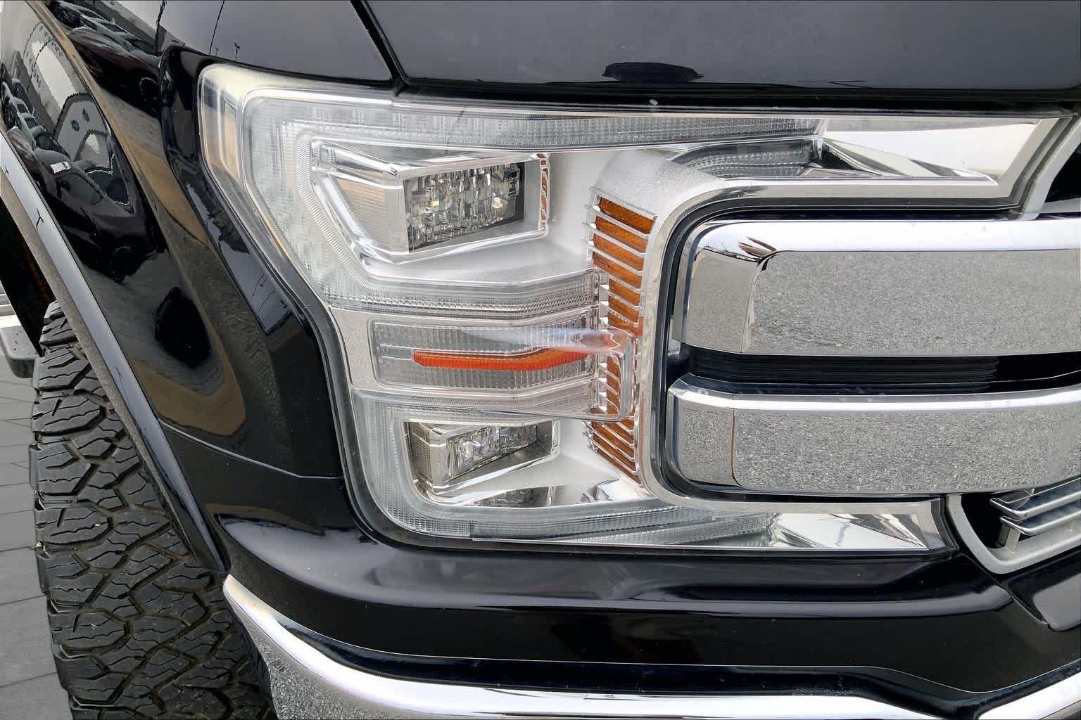 Used 2019 Agate Black Metallic Ford LARIAT image 25