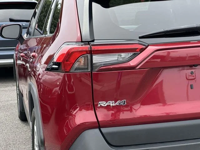Used 2021 Red Toyota XLE Premium image 13