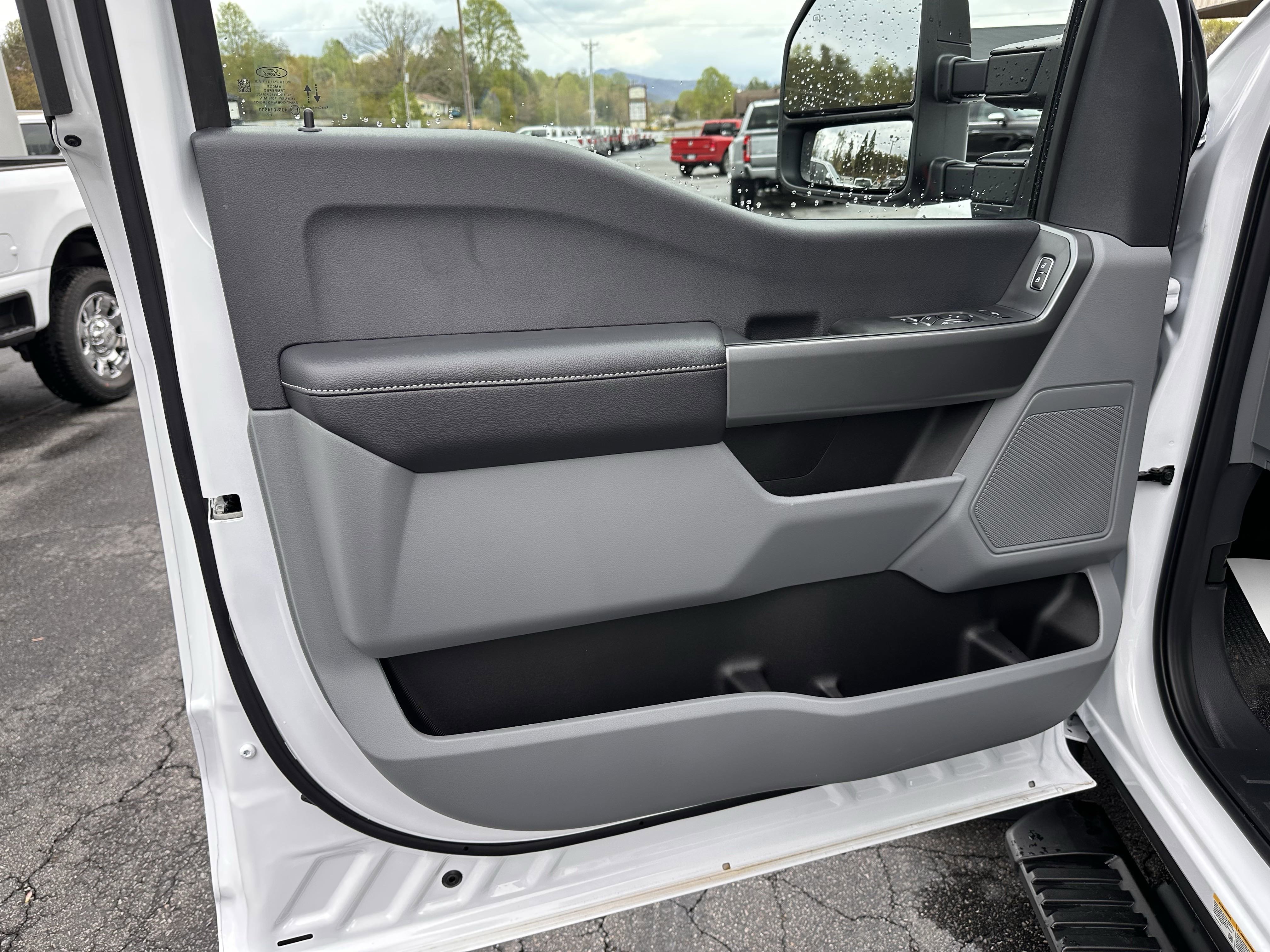 2025 Ford F-550 Super Duty Chassis Cab XLT - Photo 7