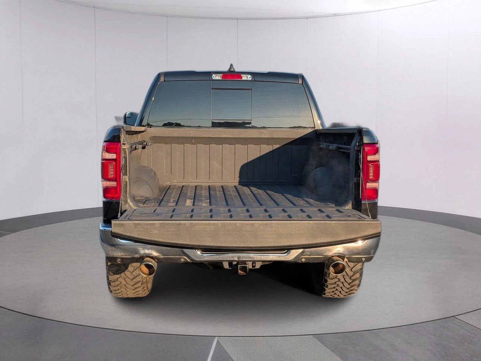 Used 2021 Diamond Black Crystal Pearlcoat Ram Laramie image 6