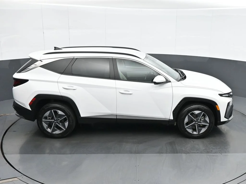 Used 2025 White Hyundai SEL image 22