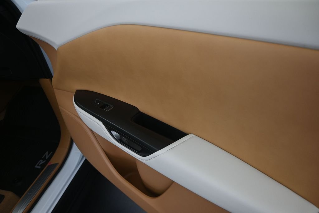 New 2026 Oxygen White Lexus  350e PREMIUM image 23