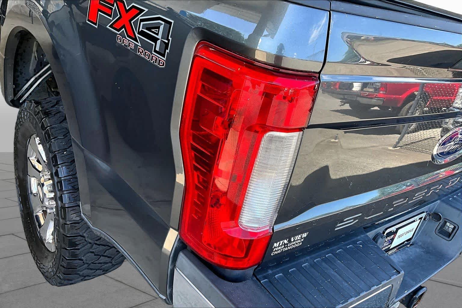 Used 2018 Magnetic Metallic Ford LARIAT image 27