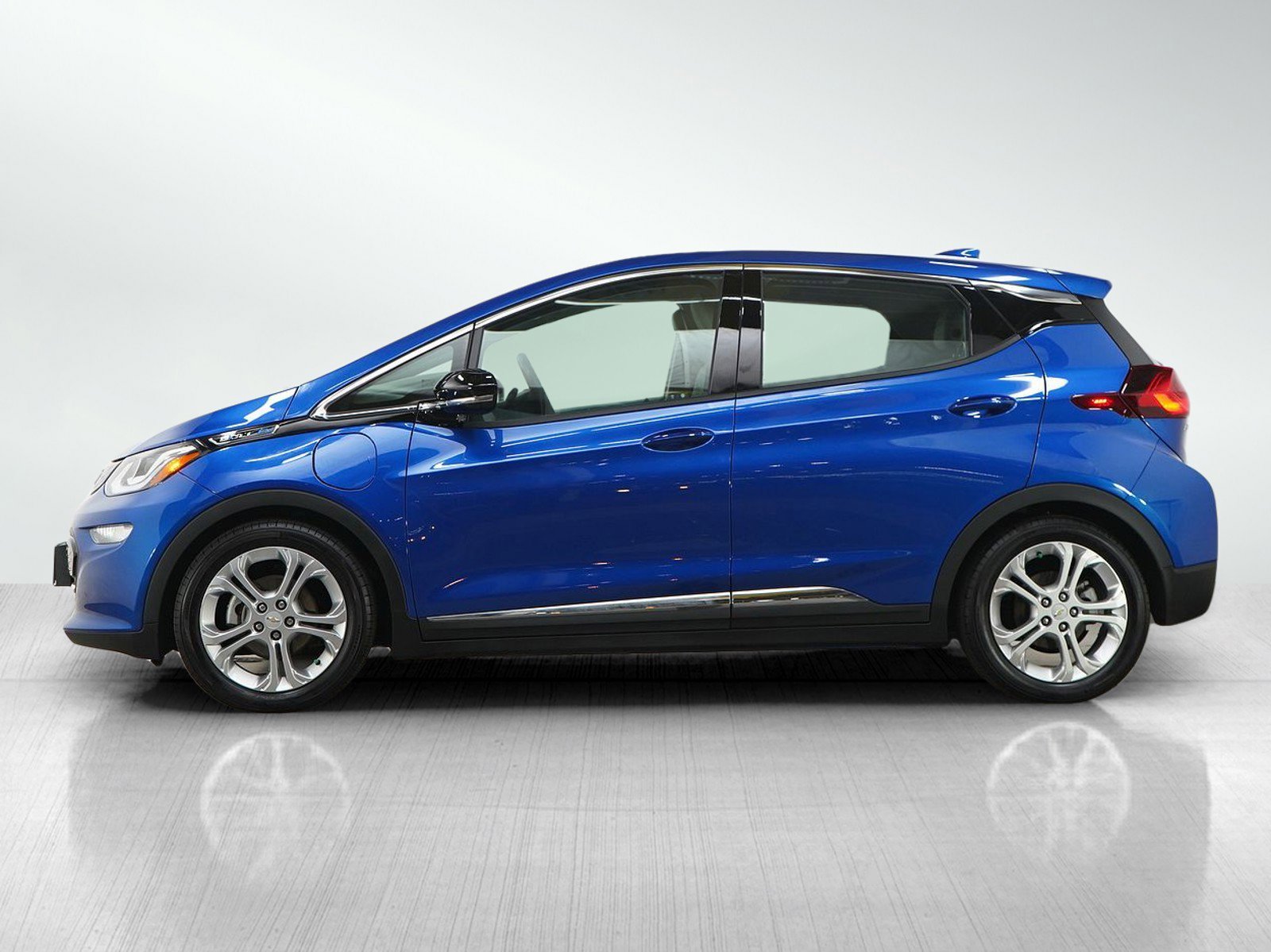 Used 2021 Chevrolet Bolt EV LT with VIN 1G1FY6S02M4107528 for sale in Burnsville, Minnesota
