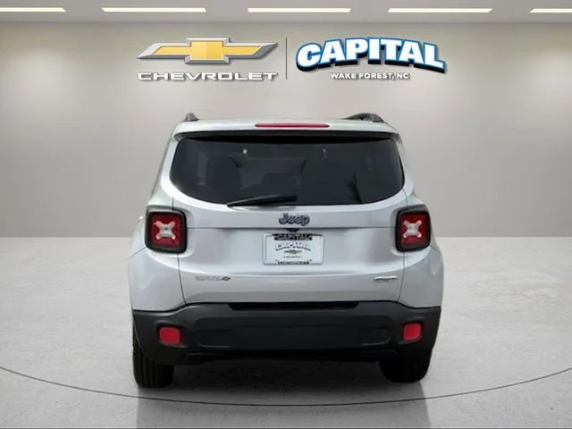 Used 2015 Silver Jeep Latitude image 4