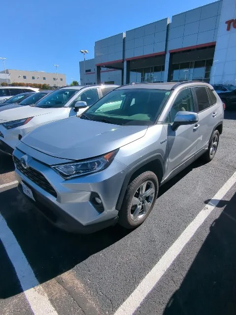 Used 2021 Silver Toyota XLE Premium image 10