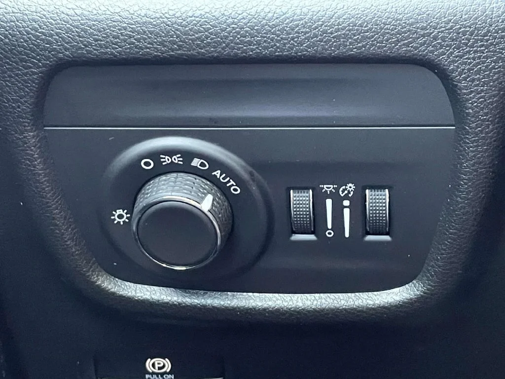 Used 2023 Black Jeep Altitude image 28