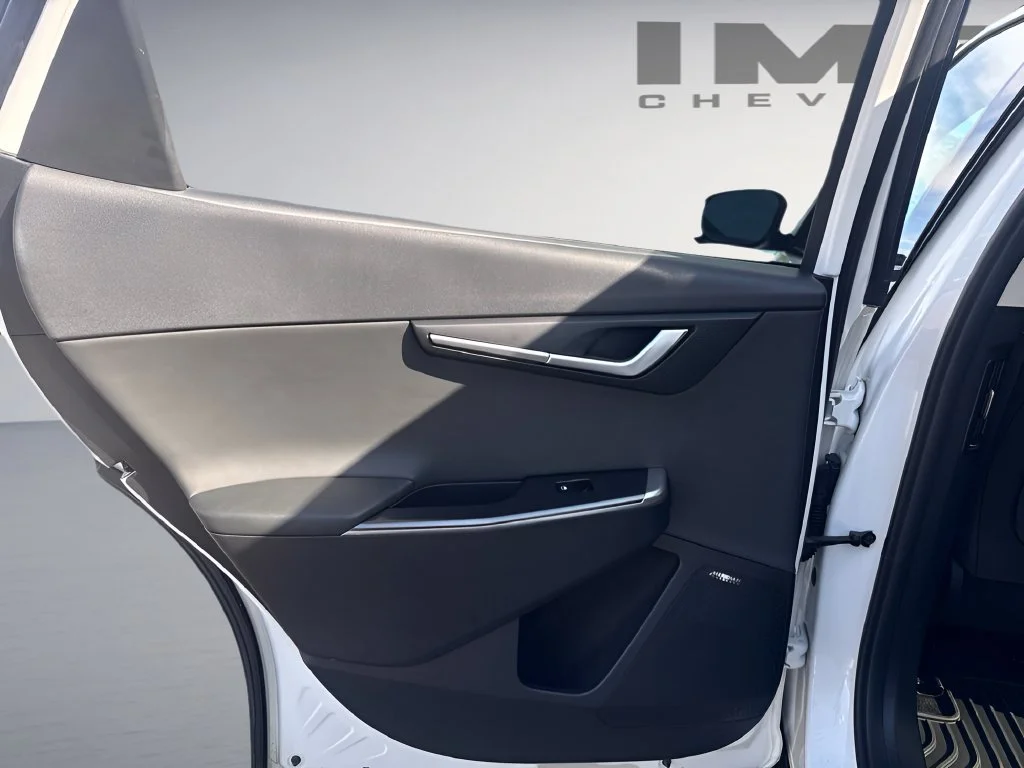Used 2023 White Kia Wind image 29