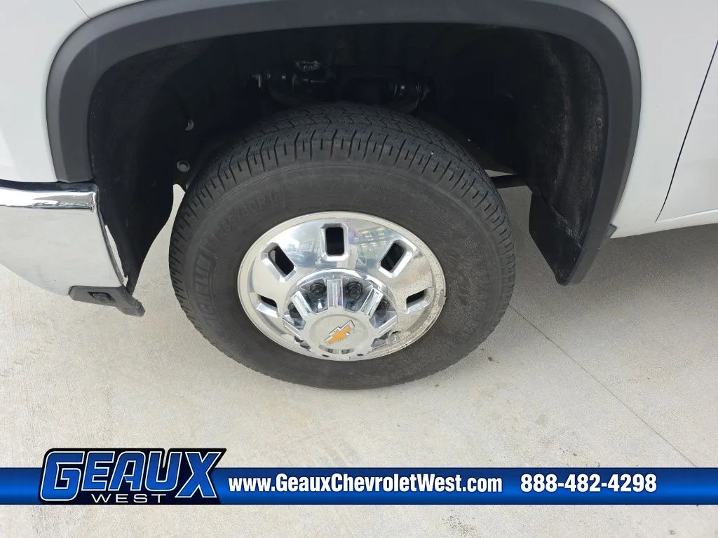 Used 2025 White Chevrolet LT image 14