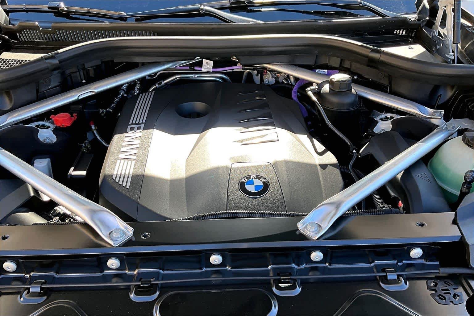New 2026 Mineral White Metallic BMW xDrive40i image 16