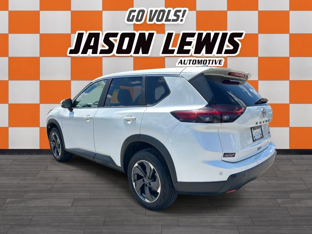 Used 2024 Everest White Pea Nissan SV image 6