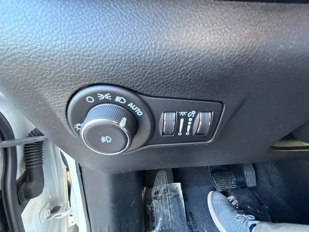 Used 2024 White Jeep Latitude image 19