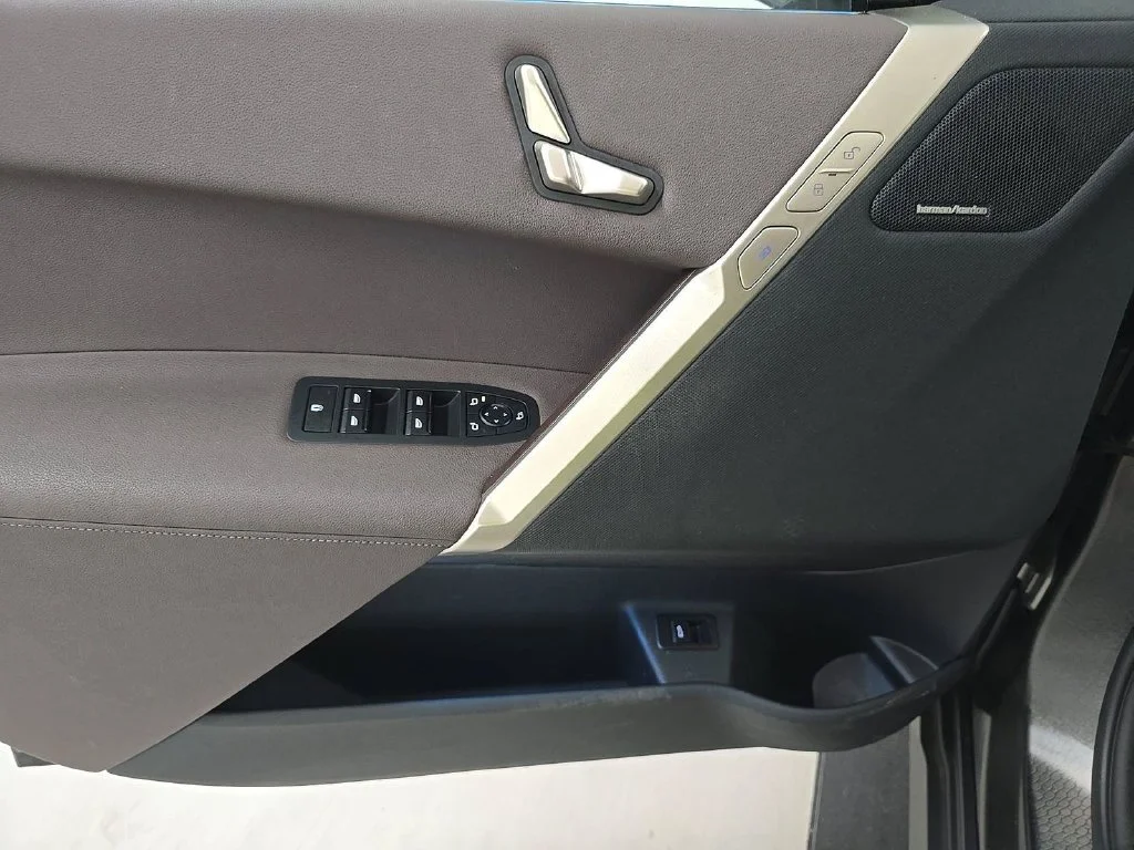 Used 2024 Gray BMW xDrive50 image 7