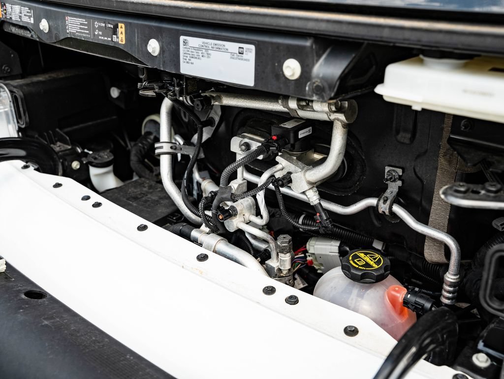 Used 2025 Oyster White Chevrolet 400 image 39