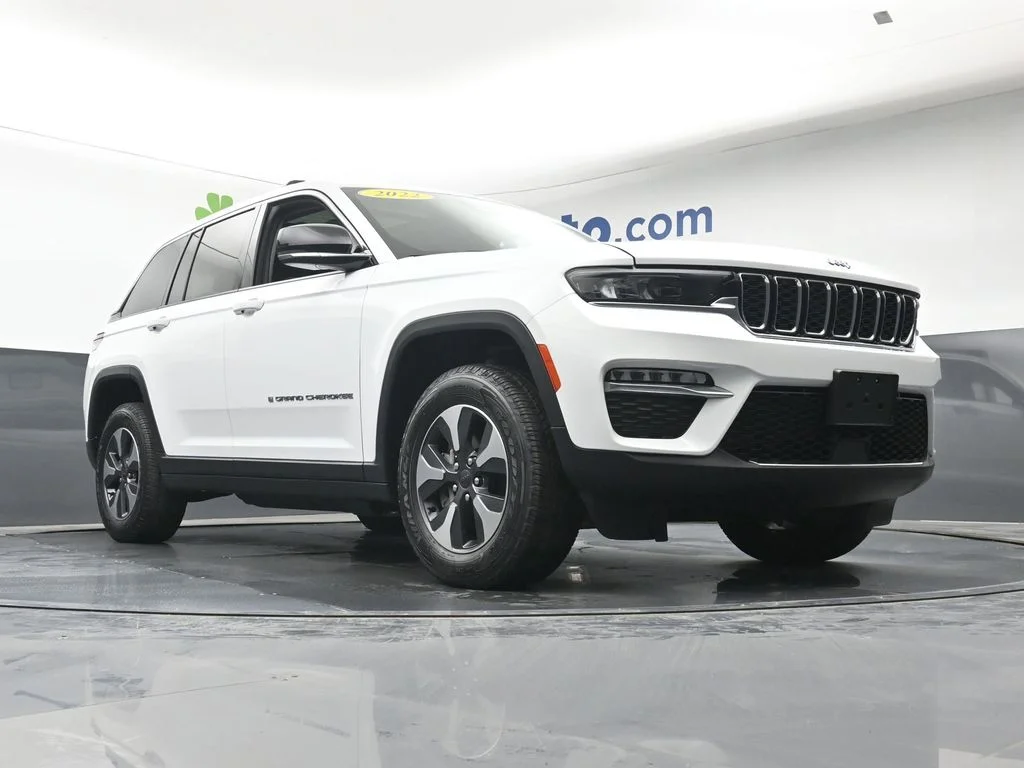 Used 2022 White Jeep 4xe image 27